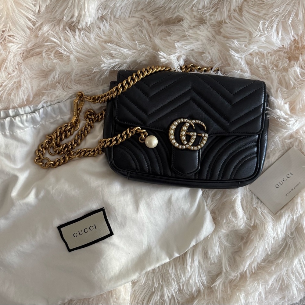 🌟Rare Gucci🌟 Pearl Bag with Gold Chain 
Shoulder/ crossbody / belt bag